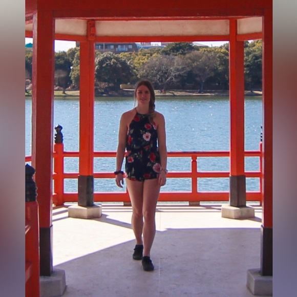 Romper with open back: bold floral pattern - Picture 3 of 4